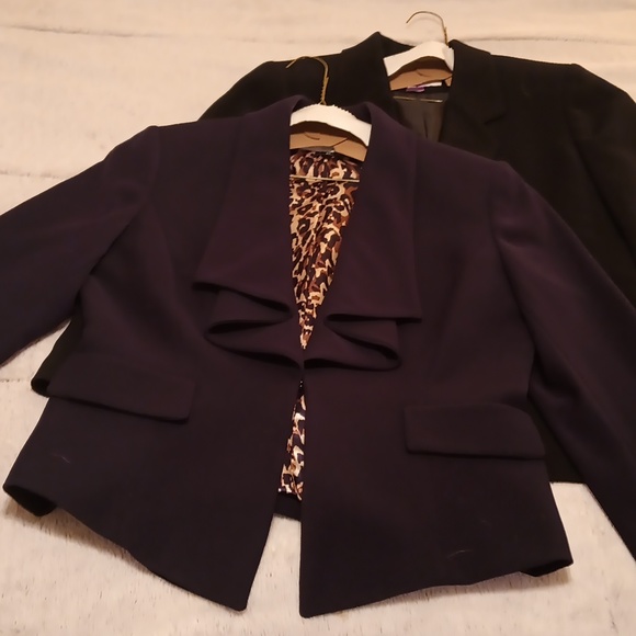 1 TAHARI Arthur s. Levine petite and 1 Le Suit petite. - Picture 1 of 3